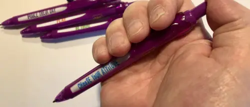 Hver gang du klikker kuglepennen dukker en ny FISH! praksis op i pennens vindue. Hvert klik er en hjælp i dit personlige valg dagen igennem.