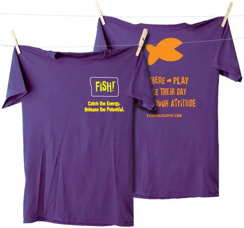 Behagelig og afslappet, bomulds t-shirt med det farverige FISH! logo på forsiden og de fire FISH! praksisser på ryggen.