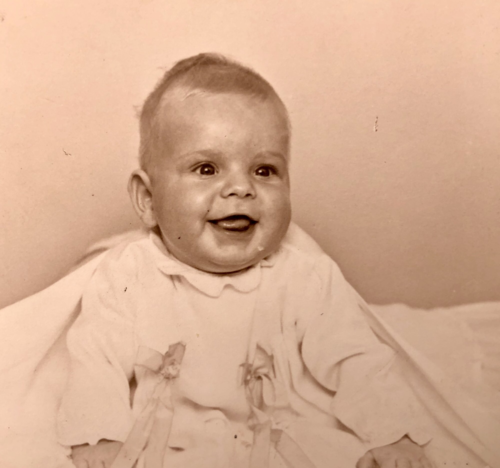 Teamøvelse om barndommen. Læg denne øvelse i indkøbskurven, download og print. Så er den klar til at omdele. 1 kort til hver deltager. På hvert kort er formuleret 2 spørgsmål. Deltagerne, som du beder om at møde hinanden parvis, må stille hinanden 1 spørgsmål hver i deres korte møde. Når de begge har lyttet til hinandens svar byttes kort og så er det tid til at finde en ny partner og gentage processen.