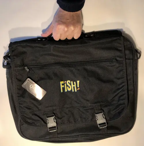 FISH! redskabs tasken til alle dine FISH! forløb. Det er altid godt at have en god og solid rejsetaske med. Du ved nemlig ikke helt, hvilken vej forløbet går og hvilke områder I skal igennem.
