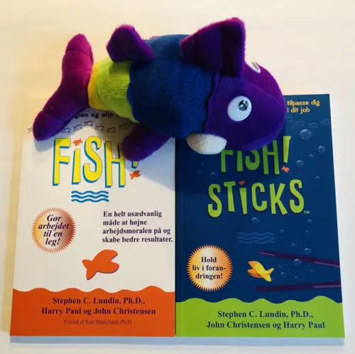 To friske FISH! bøger med et tykt bogmærke.