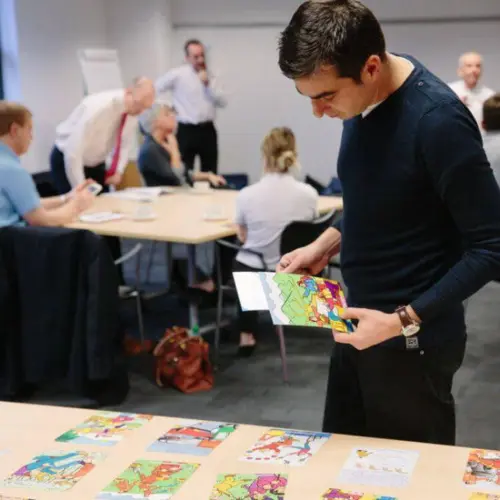 Picture cards, which all express organizational and business situations, give the start-up, the icebreaker and the rounding-off activity at your meeting or training course an inspiring edge. Creativity and talkativeness get full throttle.