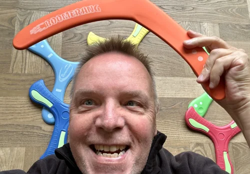 Everyone throws  their behavior all the time. Optimistic, positive, negative, frustrating. Like boomerangs, they are thrown out in many directions. Boomerangs, however, are designed to come back to the person who threw the boomerang. And so does behavior. The way you say things to your fellow human beings comes back to you - immediately or a little later. To put it bluntly: When you throw a negative boomerang, a negative boomerang returns to you. And you become a little less happy. When you throw a positive boomerang, a positive boomerang returns to you. And you become a little happier.
In this workshop you can learn how to fine-tune your boomerang and become a little happier.