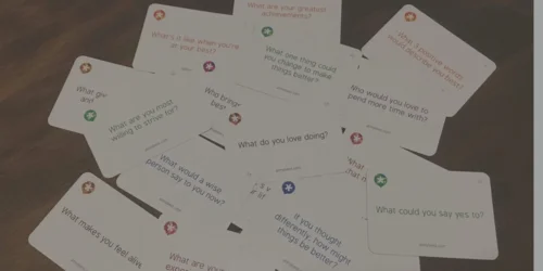 JA TAK til livlige team møder med mere involvering og engagement. Spørgsmålene kan bruges på et utal af måder igen og igen. De er lette at bruge og de aktiverer alle i teamet på en konstruktiv måde.