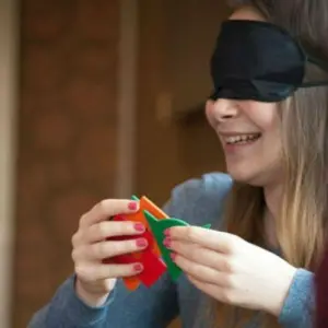 Colourblind ® two-way communication and team understanding. Content: 20 x reusable blindfolds, 30 x foam molds